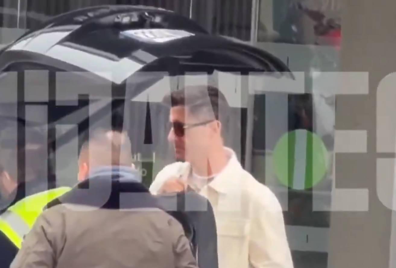 西媒：莱万已返回巴塞罗那，他已经收到了俱乐部的续约报价