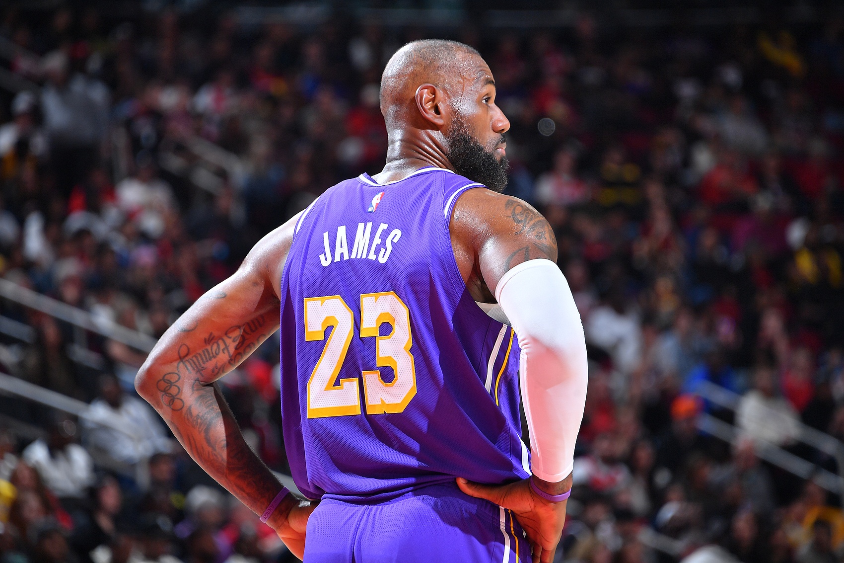 博鱼-未来成谜！詹姆斯还会继续征战NBA吗？他会接受多大幅度的降薪？